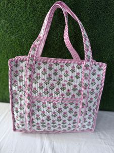 Bolso Tote Grande Acolchado de Algodón Hecho a Mano con Estampado Floral, Bolso de Hombro Acolchado Suave, Bolso de Mano Reutilizable Ecológico y Moderno - Product Image 4
