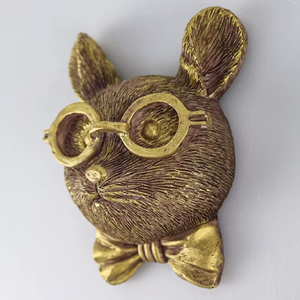 ของตกแต่งผนังรูปหัวแมวทองเหลืองน่ารัก สวมแว่นตาทรงกลมและผูกโบว์อย่างสวยงาม มีจำหน่ายในราคาขายส่ง - Product Image 1