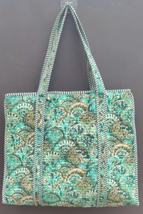 Sacs fourre-tout tendance en coton indien traditionnel avec imprimés faits à la main, design matelassé, fermeture éclair et décorations en chaînes - Product Image 3