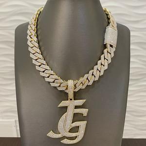 Colgante de Moissanita Natural Redonda Baguette de 3 Ct con Letra C Personalizada, Chapado en Oro de 14K, para Fiestas o como Amuleto - Product Image 1