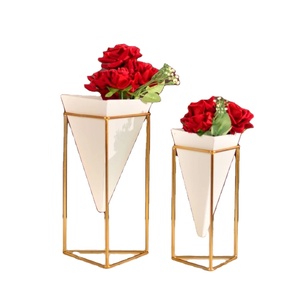 Vase en métal contemporain de qualité supérieure Design unique Porte-fleurs de table pour la décoration de la maison et du bureau - Product Image 5