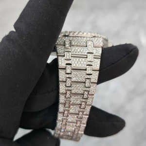 Reloj de Diamantes de Alta Demanda para Damas con Bisel de Cristal, Diseño Ligero para Usar en la Noche, Disponible al Mejor Precio - Product Image 4
