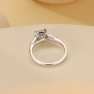 Anillo de tres piedras con diamante de corte Asscher de 1.01 CT, con baguette lateral, cultivado en laboratorio, con oro macizo de 10K, regalo sorpresa de cumpleaños para enamorados - Product Image 4