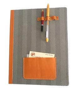 Organizador Elegante y Sencillo para Seminarios y Conferencias con Ranuras para Bolígrafos de Cuero Genuino y Bolsillo para Diario de Cuero Genuino - Product Image 1