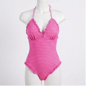 Traje de baño de una pieza de tela a cuadros rosa con volantes y escote halter para mujer - Product Image 1