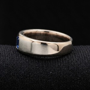 เพชรทรงเอเมอรัลด์ 0.5 กะรัต รับรองโดย IGI หรูหรา ตัวเรือนแพลตตินั่ม PT950 และทอง 14k สองสี สำหรับแหวนหมั้นและแหวนแต่งงาน - Product Image 3