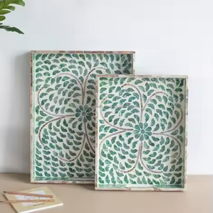 Plats de service ronds en bois avec décorations en mousse, pour la restauration hôtelière, provenant d'Inde. - Product Image 1