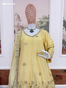 Ensemble Lehenga-Kurta & Dupatta de Qualité Supérieure pour Soirée, en Chinon avec Broderie et Travail de Miroirs Véritables, Mode Féminine, Exportateur - Product Image 5