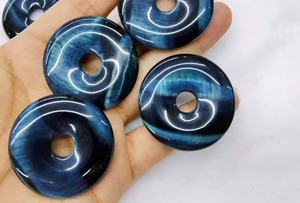 Vente en gros de pendentifs en pierre naturelle lisse et charmante, œil de tigre bleu, 40 mm, forme de donut, pour la fabrication de bijoux - Product Image 6