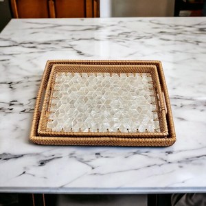 Plateau de service carré Art Déco en nacre et rotin fait main, attrayant et décoratif pour la maison, à prix avantageux - Product Image 2