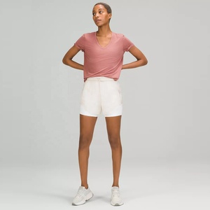 Camiseta con cuello en V para mujer, camisetas de ajuste relajado, venta al por mayor, camisetas informales transpirables ligeras de alta calidad hechas a medida para todos los días - Product Image 2