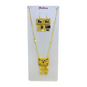 Boucles d'oreilles plaquées or au design arabe élégant et chaîne à maillons classique Bel ensemble de bijoux de mode pour femmes en laiton - Product Image 1