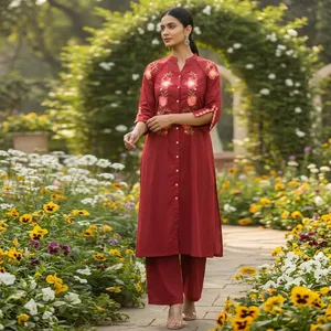 Ensemble Kurta en coton brodé rouge pour femmes avec travail floral à la main, manches trois quarts, col mandarin, longueur cheville, tenue décontractée - Product Image 3