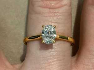 Anillo Solitario de Moissanita con Corte Ovalado de Moda para Unisex, Plata 925 Original con Baño de Oro, Joyería Fina para Cumpleaños y Deseos para Ella - Product Image 1