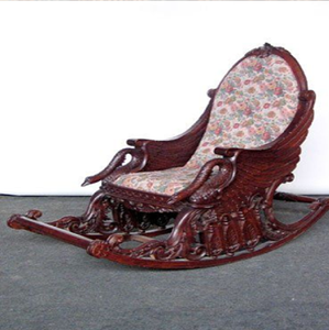 Fauteuil à bascule vintage en bois avec des sculptures florales complexes et un siège robuste, disponible à prix de gros. - Product Image 4
