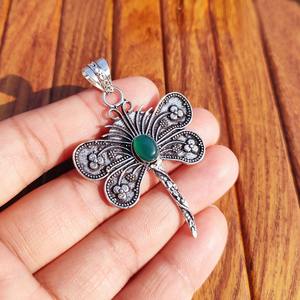 Colgante de mariposa natural de latón con piedra preciosa para sanación de chakras, mindfulness y como regalo. Disponible al mejor precio desde India. - Product Image 5