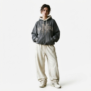 Conjunto de Sudadera con Capucha Gris Carbón y Pantalones Jogger Anchos Color Crema para Mujer, Ropa Deportiva de Algodón y Felpa, Venta al Por Mayor OEM - Product Image 1