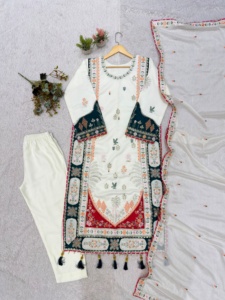 Ensemble prêt-à-porter entièrement cousu avec haut en soie brodé de motifs étoiles et de sequins, pantalon en soie à motifs étoiles et dupatta Rangoli. - Product Image 4