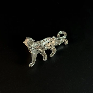 Broche élégante de luxe en moissanite plaquée rhodium, design panthère en argent sterling 925, pour mariages et soirées, vente en gros de bijoux - Product Image 3