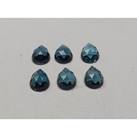 Paires de cabochons en topaze bleue de Londres naturelle de haute qualité, taille poire 8x6 mm, dos plat, facettés, couleur bleu royal avec jeu de couleurs M.Y. GEMS