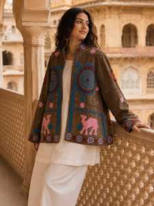 Veste audacieuse en velours brodée à la main, couleur camel, style bohème vintage ethnique, manteau de festival, art populaire, vêtement d'extérieur d'hiver pour femme, pièce intemporelle - Product Image 5