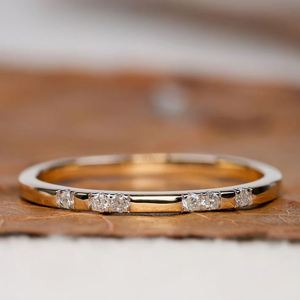 Anillo de compromiso y aniversario apilable de lujo minimalista para mujer, de plata de ley 925 chapada en oro con moissanita de corte Flush Band - Product Image 1