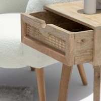 Table de chevet moderne Vandana Orion en bois de galet à 1 tiroir, design d'ameublement d'appoint naturel tressé pour chambre à coucher