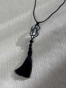 Collier pendentif en macramé en quartz clair fait main, bijou en pierre naturelle de guérison avec pompon, long collier bohème en pierres précieuses - Product Image 2