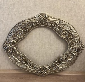 Espejo de Pared Barroco Ovalado Plateado | Espejo con marco plateado ornamentado |   Decoración Elegante y de Lujo - Product Image 1