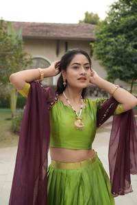 Tenue de fête traditionnelle : Lehenga Choli scintillant avec blouse Zari Butti et dupatta en tulle - Product Image 4