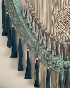 Tapiz de macramé en tonos oscuros, ideal para decoración de cafeterías y salones, crea un ambiente sombrío y moderno. Venta al por mayor desde India. - Product Image 3