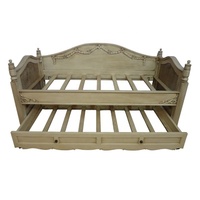 Antikes Schlafsofa im europäischen Stil für Design-Innenräume und Schlafzimmermöbel, französischer Stil, Holz-Schiebebett