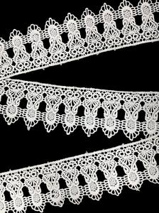 Ruban de dentelle en polyester blanc de qualité supérieure - Dentelle à bordure festonnée florale brodée vintage pour la couture, la confection de robes - Product Image 3