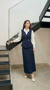 Ensemble tailleur formel pour femme prêt à expédier : Gilet bleu marine, jupe longue et chemisier blanc à manches bouffantes – Tenue de travail élégante pour grossistes - Product Image 2