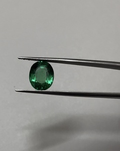 Émeraude ovale naturelle de 4,2 carats, provenant du Zambie, certifiée IGI, de haute qualité, avec une couleur et une clarté exceptionnelles, par Sadiya International - Product Image 2