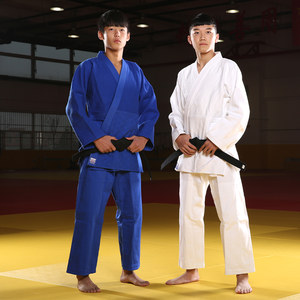 Traje Profesional de Karate para Artes Marciales con Costuras Reforzadas, Tela Transpirable y Cinturón Rojo Seguro - Product Image 3
