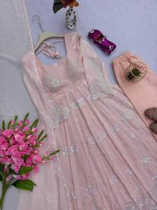 Robe de mariée ethnique indienne très vendue pour l'hiver, en modal, anti-humidité, avec broderie lourde et travail de sequins, Salwar Kameez ajusté prêt-à-porter - Product Image 4