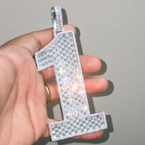 Colgante de Moissanita Plateada Número 1, Estilo Baguette, Totalmente Cubierto de Diamantes, Personalizado con Dígitos, Estilo Hip Hop - Product Image 1