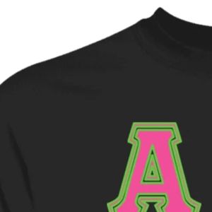 Camiseta Personalizada Negra con Bordado Gráfico para Mujer, Manga Corta, Cuello Redondo, Informal, con Diseño de Letras Alpha Kappa Alpha - Product Image 3