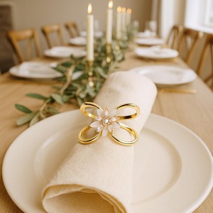 Anillo para servilletas con diseño de flor de cristal, perfecto para realzar la presentación de la mesa en restaurantes, hoteles y resorts. Venta al por mayor desde India. - Product Image 2