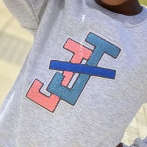 เสื้อสเวตเชิ้ตแขนยาวคอกลมผ้าฟลีซสีเทาสำหรับเด็ก  ตกแต่งด้วยแพทช์ปักลาย  เหมาะสำหรับเด็กผู้ชายและเด็กผู้หญิง สวมใส่สบายๆ - Product Image 4