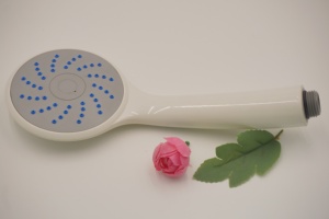 Ducha de Mano Minimalista Blanca de ABS con Función de Rociado Único, Montaje en Pared para Baño - Product Image 4