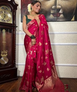 Sari de Seda Roja con Patrón Floral Dorado, Traje Tradicional Indio para Bodas, Estilo Banarasi, Largo hasta el Suelo, para Mujer - Product Image 1