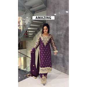 Hermoso Salwar Kameez de Algodón con Parte Superior e Inferior Bordadas y Dupatta con un Atractivo Diseño de Lentejuelas - Product Image 6