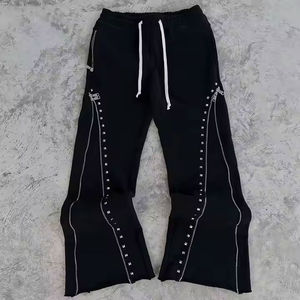 Conjunto de Sudadera con Capucha y Pantalones Jogger para Hombre, Color Negro, con Cierre Completo, Detalles de Cierre con Tachuelas, Estilo Urbano, Dos Piezas, Personalizable - Product Image 6