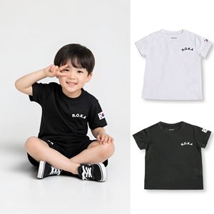Camiseta de Manga Corta MACCI Kids R.O.K.A, Negra y Blanca, 100% Poliéster Jersey, Cuello Redondo, Estilo Casual Deportivo, Corte Regular, Ligera, Corea - Product Image 1