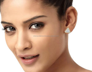 Boucles d'oreilles clous de luxe pour femme en or massif 10K, motif géométrique triangle, serties de moissanite taille baguette – Cadeau tendance pour fêtes, mariages, anniversaires - Product Image 3