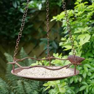 Mangeoire à oiseaux rustique en métal suspendue, station de graines pour oiseaux sauvages avec figurine décorative et chaîne de suspension pour jardin extérieur - Product Image 1