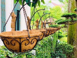 Panier suspendu en fibre de coco fait main, décoration de jardin durable - Product Image 4