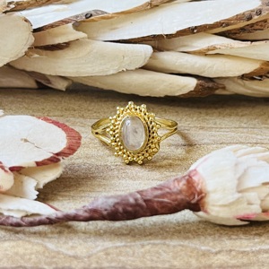Bague Femme Tendance et Élégante en Laiton Plaqué Or, Motif Rayons de Soleil et Pierre de Lune, Style Vintage Bohème, Délicate et Imposante, Thème Céleste, Vente en Gros - Product Image 1